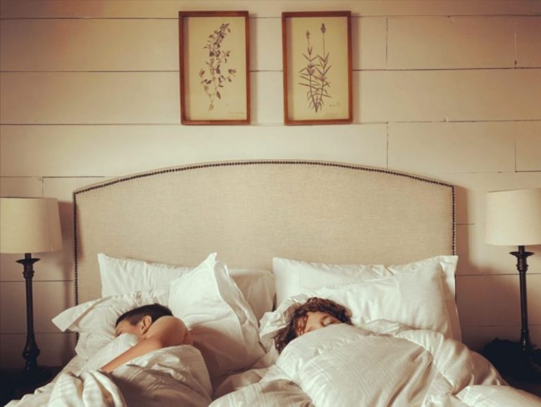 ¿Dormir en una cama de matrimonio o en dos separadas? La duda de las parejas