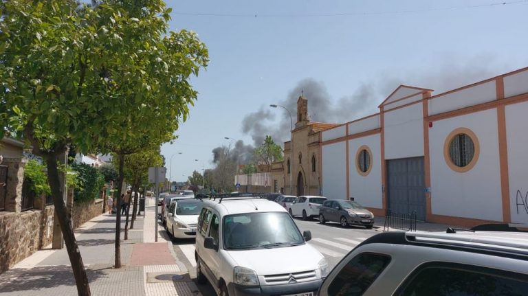 Un incendio calcina cinco chabolas en el barrio de El Matadero de Huelva