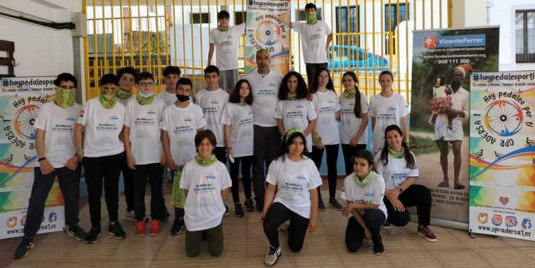 Veinte escolares viajan por toda Huelva en bicicleta para colaborar con la educación de niñas de la India