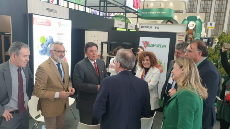 La presidenta de la Diputación de Huelva apuesta por abrir y consolidar mercados en Fruit Logística