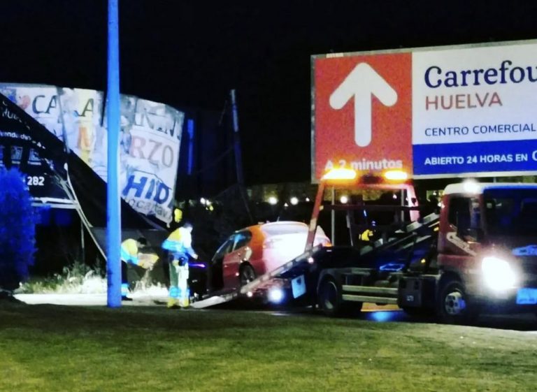 Un conductor borracho se empotra contra varias vallas publicitarias junto al paseo marítimo de Huelva