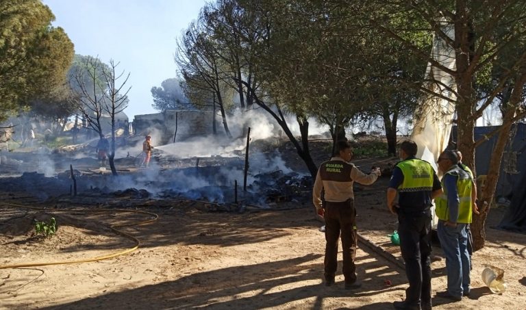 Un incendio calcina 20 chabolas en un asentamiento de infraviviendas en Lucena del Puerto