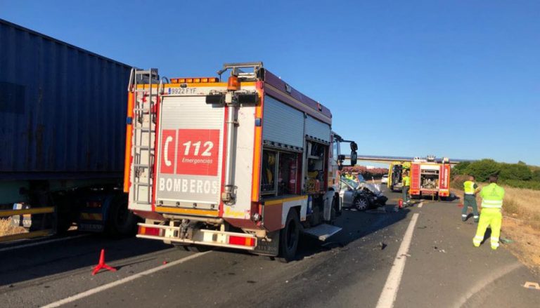 Un muerto y dos heridos, uno grave, al chocar una furgoneta y un turismo en la A-49 en Gibraleón