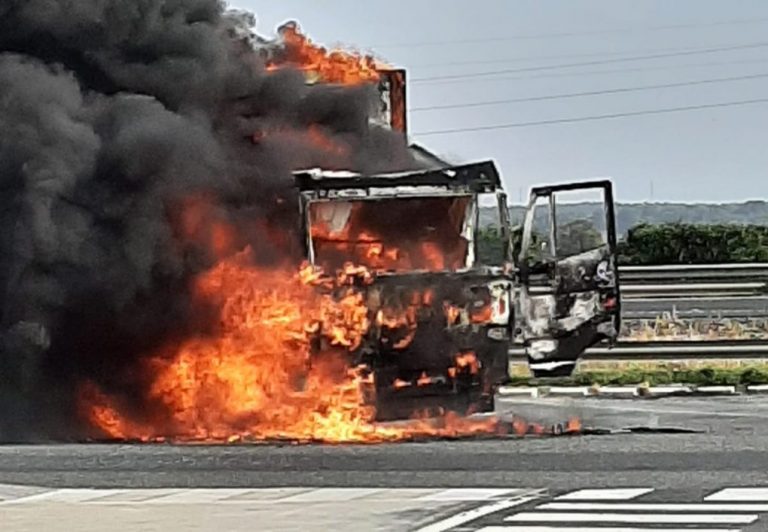 Un incendio arrasa la cabina de un tráiler en una gasolinera en Trigueros
