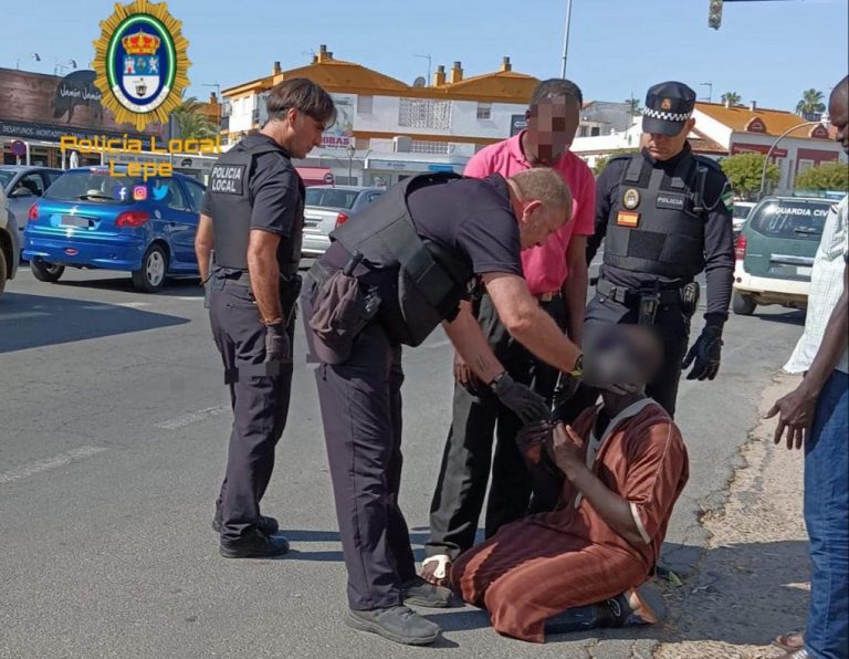 Socorren en Lepe a un hombre con un trastorno mental que se arrodilló en mitad de una avenida