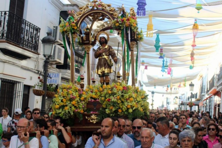 San Isidro procesiona por las calles de Cartaya el día de su onomástica