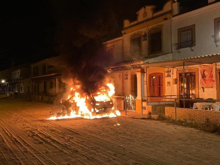 Un fuego calcina un vehículo en la Aldea de El Rocío