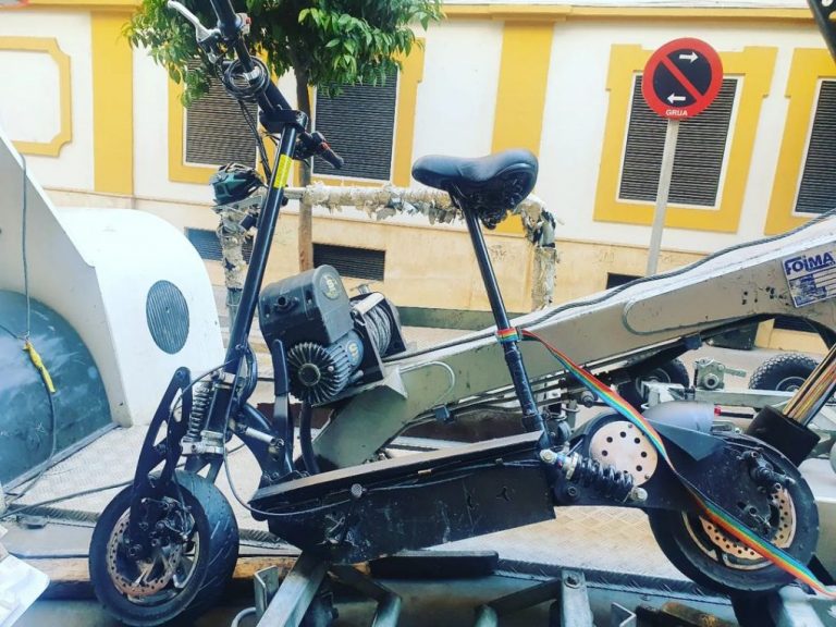 Denuncian en Huelva al conductor de un patinete eléctrico por circular por la acera y bajo los efectos del alcohol