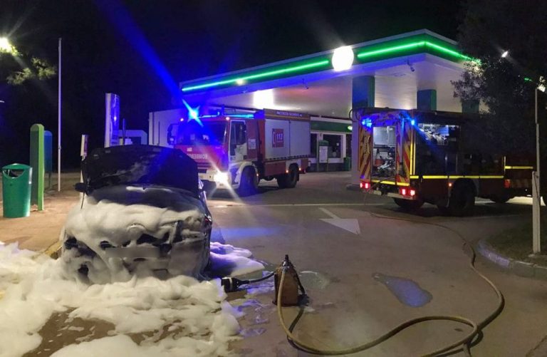 Un incendio calcina un vehículo en una gasolinera en Matalascañas