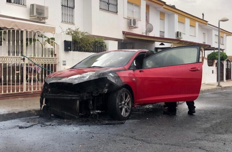 Un fuego calcina un coche en extrañas circunstancias en un barrio residencial de Cartaya