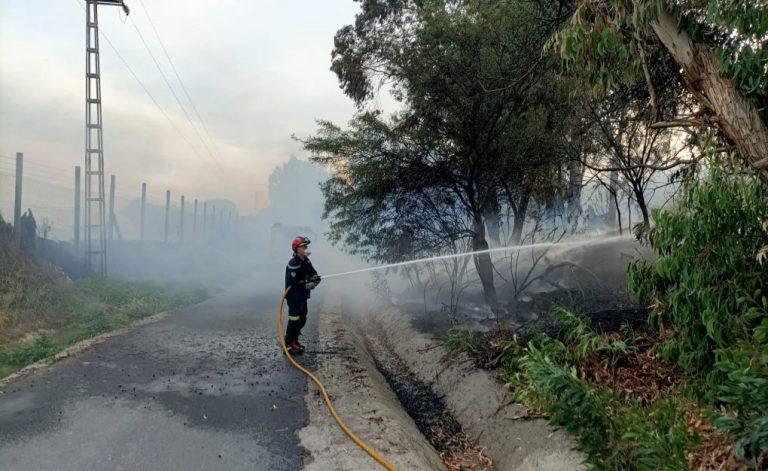 Un fuego afecta a un vertedero en el término de Palos de la Frontera