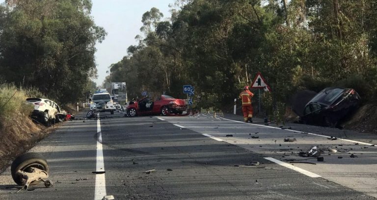 Bomberos intervienen en el accidente de Almonte con cinco vehículos implicados y seis personas heridas