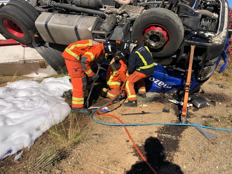 Fallece el conductor de un camión tras volcar en la A-49, a la altura de La Palma del Condado
