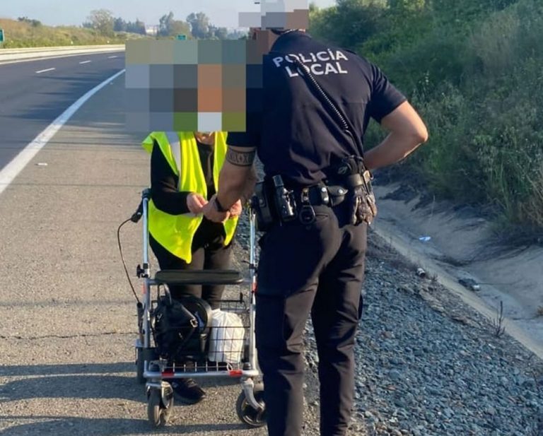 Salvan en Almonte a una mujer mayor que deambulaba desorientada con un andador por una autovía