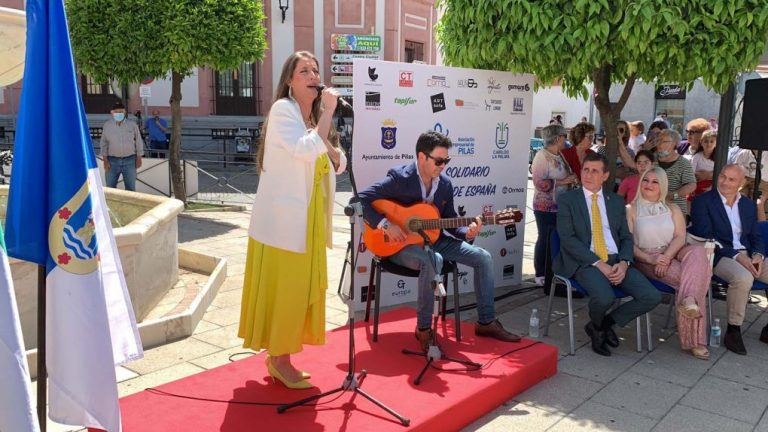 La cantaora onubense Argentina amadrina la presentación del sofá más largo y solidario de España