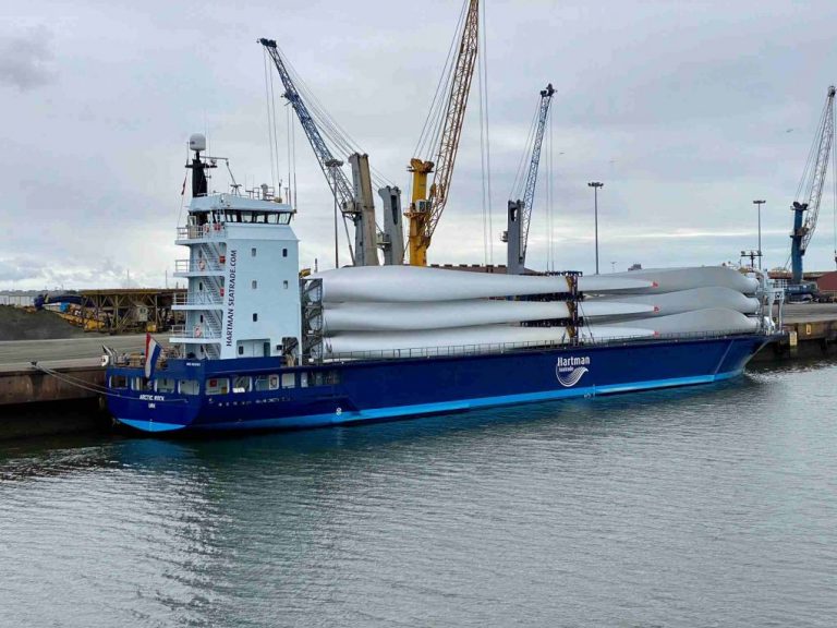 El Puerto de Huelva muestra su capacidad para mover piezas de gran volumen en sus muelles en el mayor evento de Europa de carga de proyecto