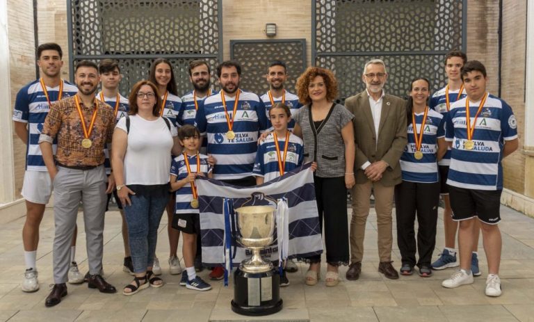M.ª Eugenia Limón recibe al Recreativo IES La Orden de bádminton tras su séptimo título de liga