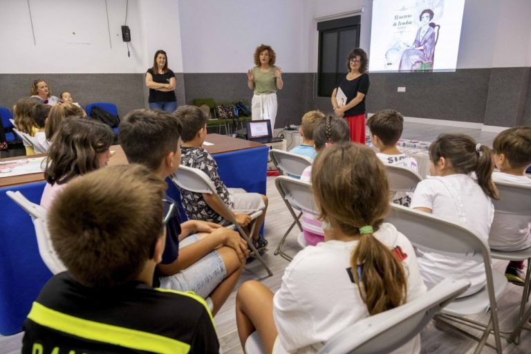 La presidenta de la Diputación participa en el taller de Igualdad ‘La Luz del Secreto de Zenobia’ en San Bartolomé