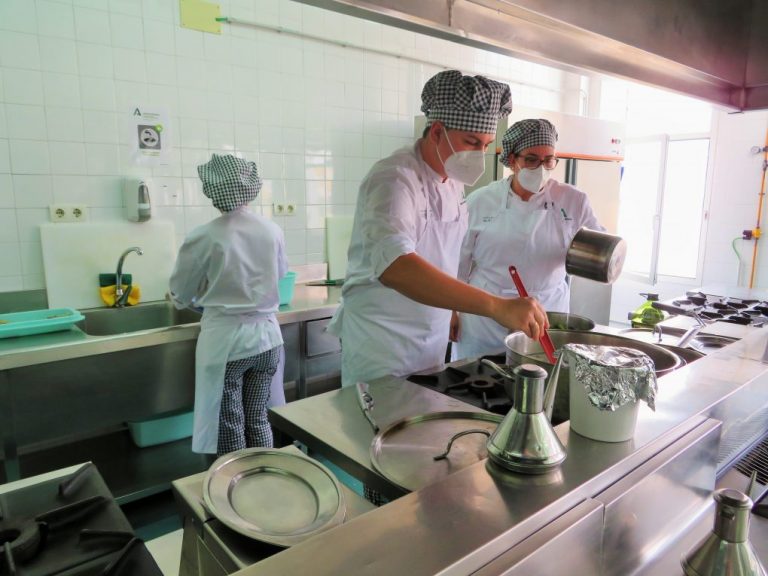 Una nueva promoción de alumnos de Cocina  finaliza su formación en la Escuela de Hostelería de Islantilla