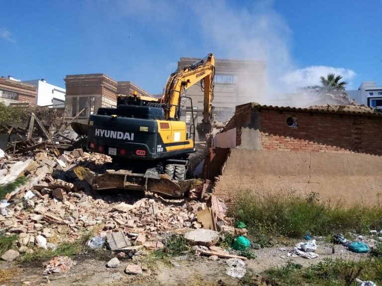 El Ayuntamiento de Huelva derriba el edificio en ruinas situado junto al antiguo Colegio de Ferroviarios