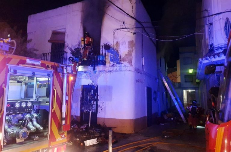 Un incendio calcina de madrugada una vivienda en Ayamonte