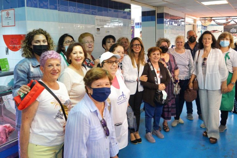 Ayamonte homenajea a las trabajadoras del mercado de abastos con una placa en reconocimiento a su labor