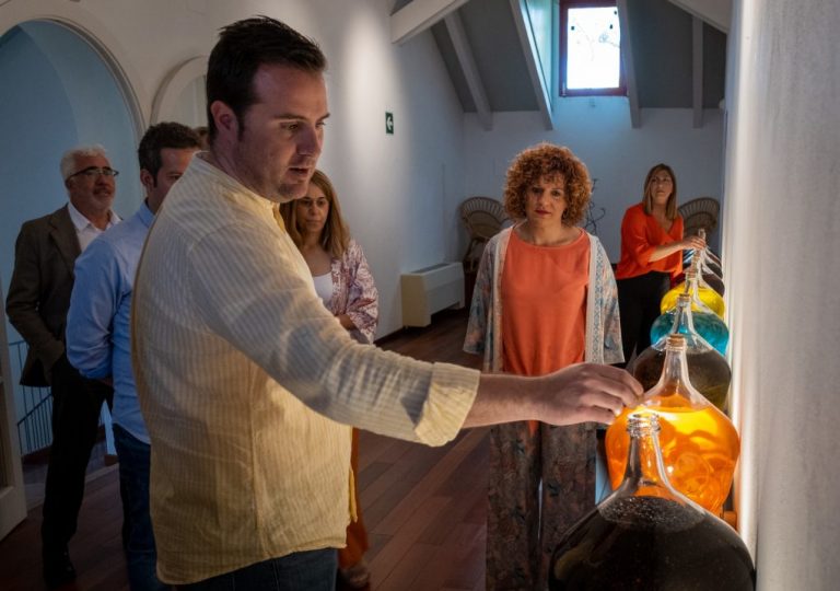 La presidenta de la Diputación visita empresas en Higuera de la Sierra para poner en valor los productos autóctonos