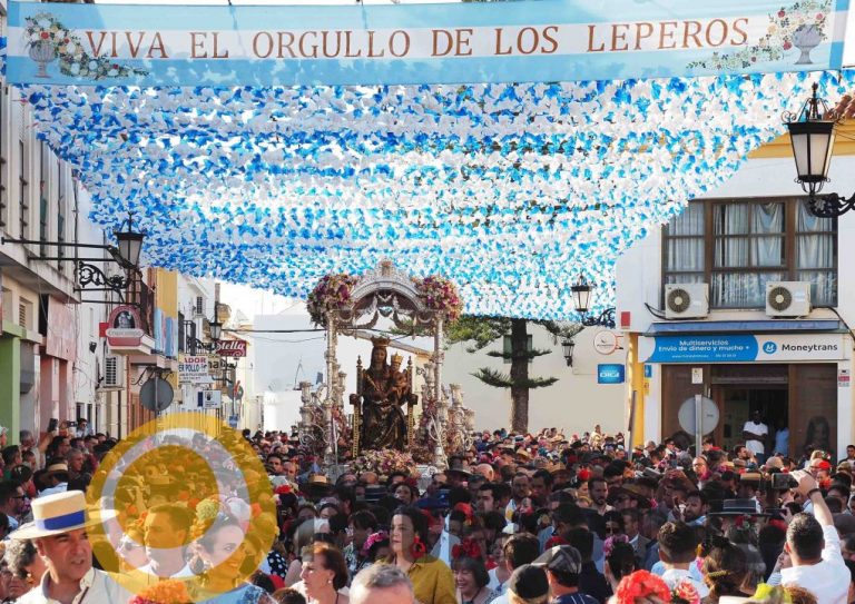 No te pierdas la mejor fotogalería de la salida de la Virgen de la Bella de Lepe hacia el recinto romero de El Terrón