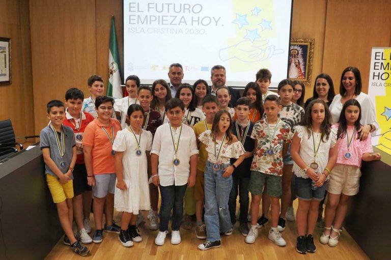 El alcalde de Isla Cristina se compromete con las peticiones de los niños en un pleno infantil