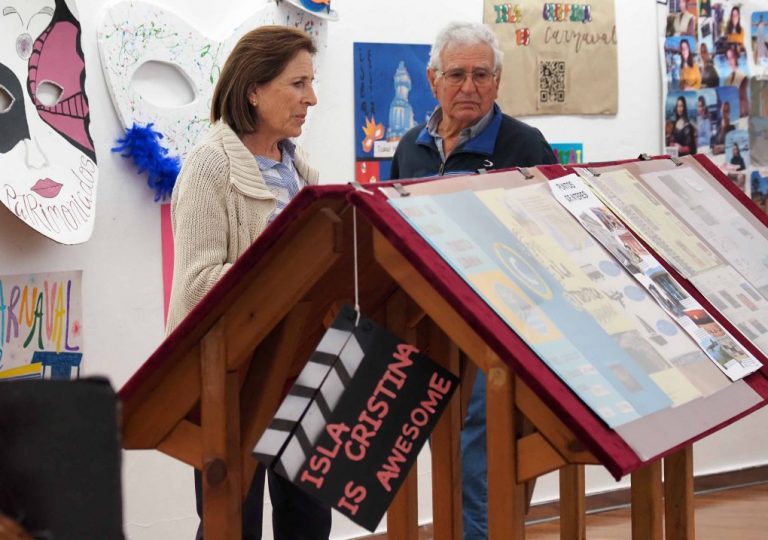Alumnos del IES Galeón inauguran la exposición ‘Isla Cristina es de película’