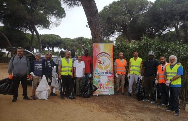 Colectivos isleños retiran unos 300 kilos de basura del pinar y las playas en una actividad de voluntariado
