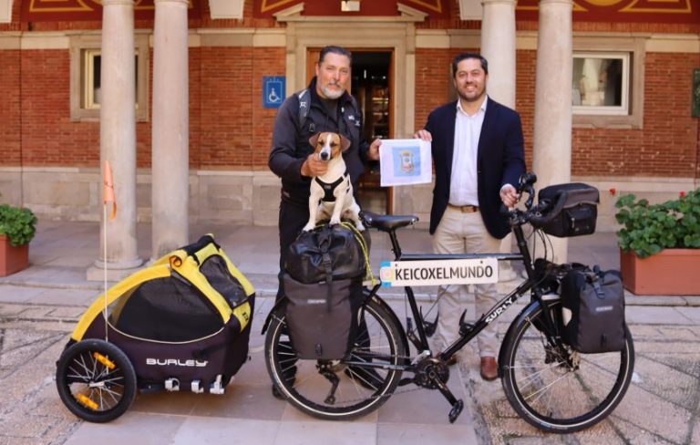 Sel López y su mascota Keico, que viajan en bicicleta a Japón, paran en Huelva y son recibidos en el Ayuntamiento