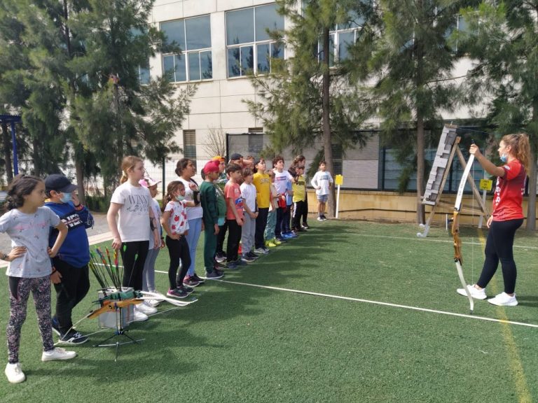 Más de 900 jóvenes onubenses practican atletismo y tiro con arco en un taller promovido por la Diputación 