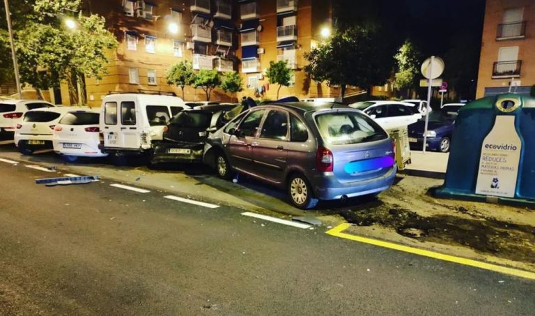 Un conductor se da a la fuga en Huelva tras impactar con un vehículo estacionado