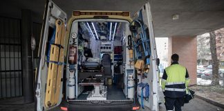 Hospitalizadas dos mujeres y un hombre tras un choque frontal entre dos coches en Huelva