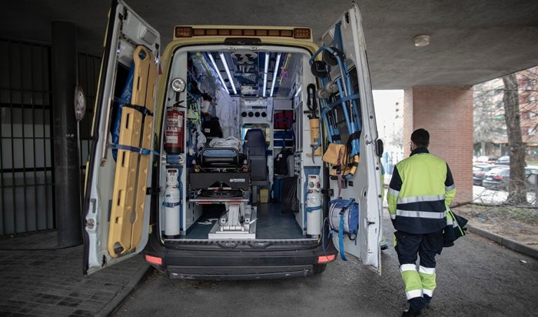 <strong>Hospitalizadas dos mujeres y un hombre tras un choque frontal entre dos coches en Huelva</strong>