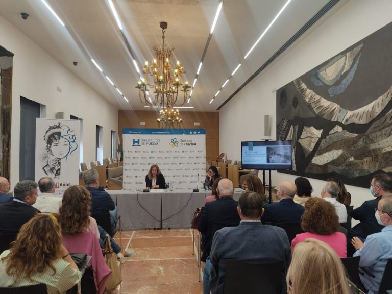 La rectora de la UHU ofrece una conferencia sobre la primera Diputación de Huelva por el Bicentenario