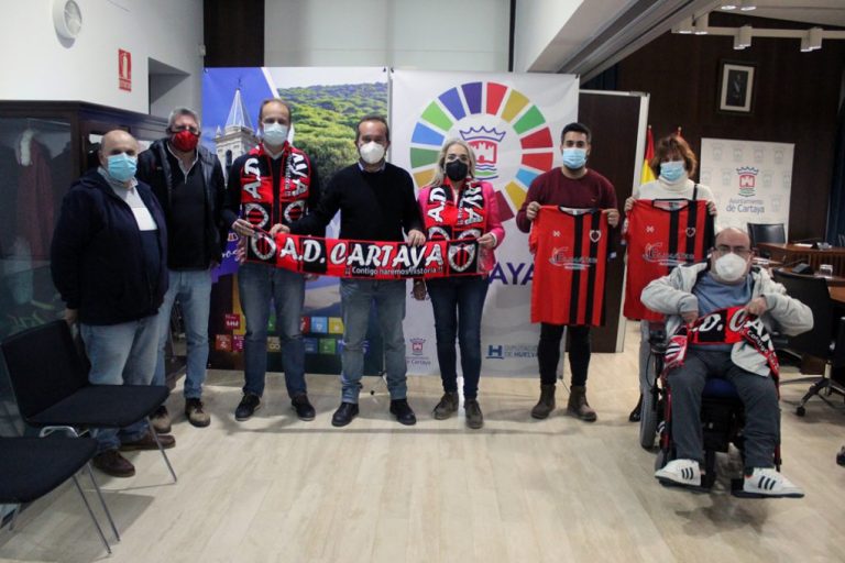 El Ayuntamiento otorga una subvención a la A.D. Cartaya para promocionar el fútbol y el deporte