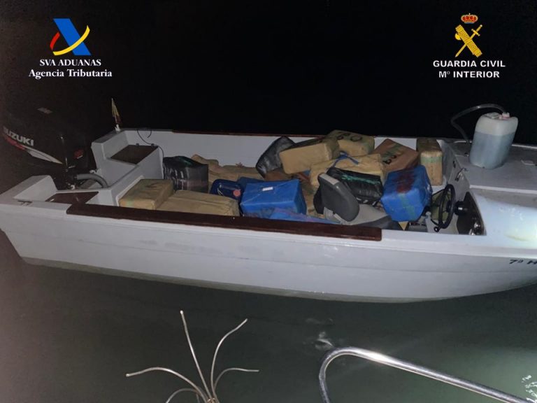 Intervenidos casi 4.000 kilos de hachís en sendas operaciones en Isla Canela y la playa del Espigón