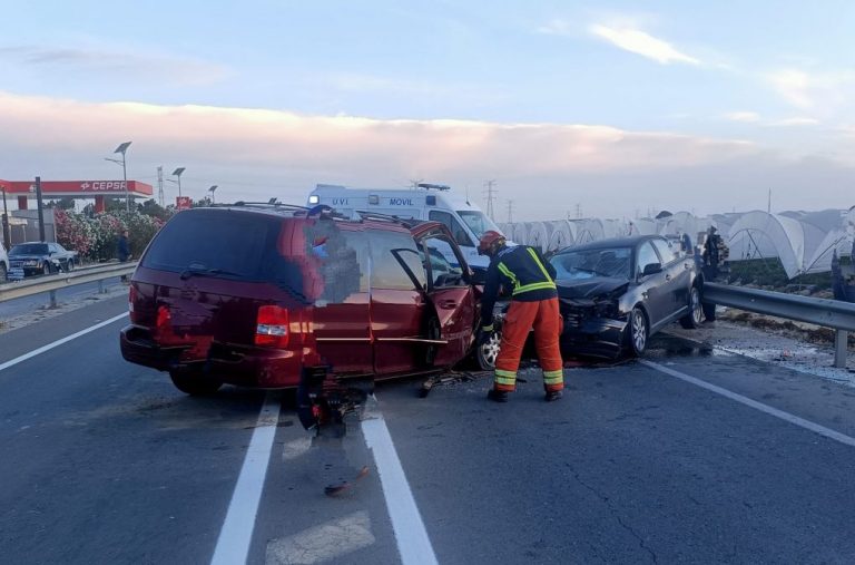 Un herido en una colisión frontal entre dos turismos en Palos de la Frontera