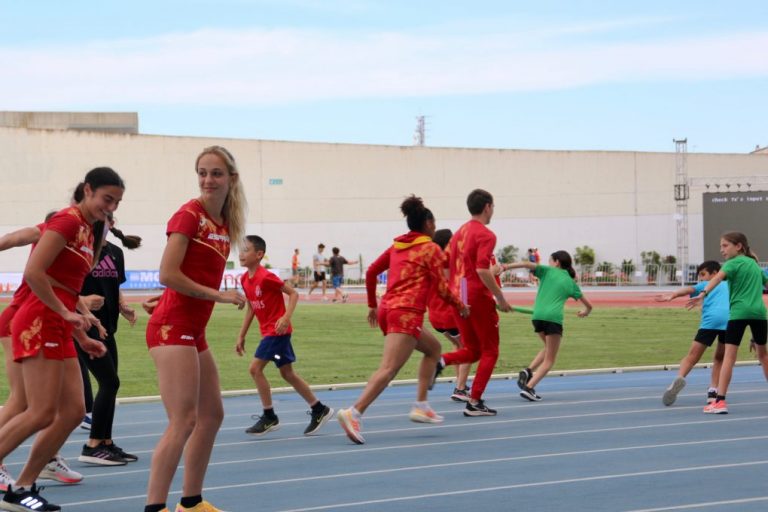 Jóvenes de las escuelas y clubes de atletismo de Huelva entrenen con atletas del relevo 4×100 femenino