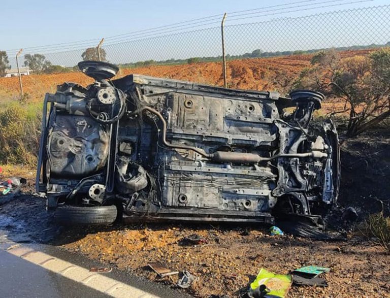 Bomberos de Ayamonte atienden un siniestro donde una conductora sale por sí misma de un turismo volcado y en llamas