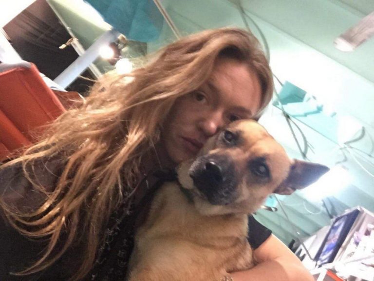 Así ha sido el emotivo reencuentro entre Julie Sarrazin y su perro, al que perdió en un accidente en Niebla