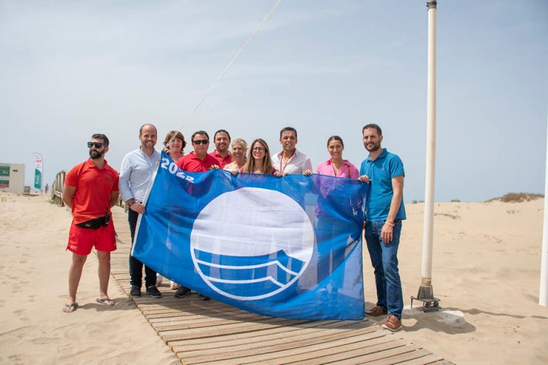 Las banderas azules ondean ya en las playas ayamontinas de Isla Canela, Punta del Moral y Haraganes