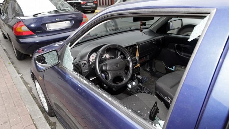Detenido en Cartaya un hombre al que la Policía Local sorprende robando en el interior de un coche