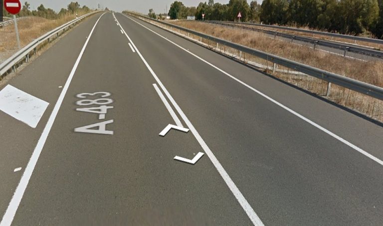 Un muerto y un herido en una colisión frontal de dos turismos en El Rocío