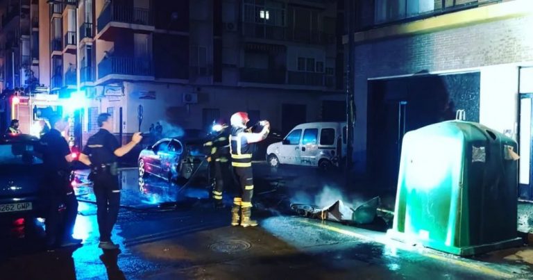 Un incendio de contenedores afecta a varios vehículos en una calle de la capital onubense