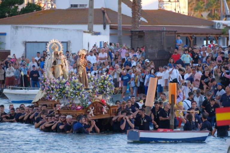 La procesión de San Antonio y la Virgen del Carmen cierra las fiestas patronales de Punta del Moral