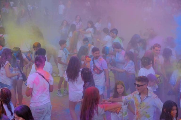 La juventud de Ayamonte se tiñe de colores en la ‘Holi Summer Party’