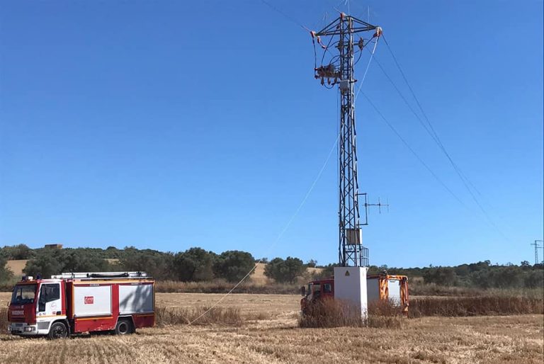 La caída de cables de alta tensión en dos puntos distintos de Bonares provoca tres incendios